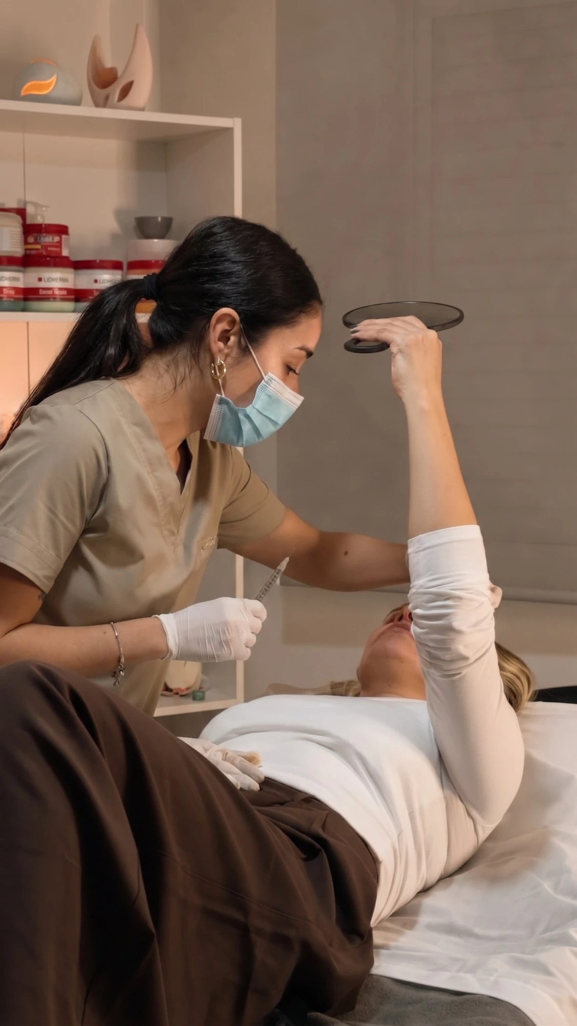 Dra. Andrea Herrera realizando una aplicación de ácido hialurónico en Estética Lamónico, Villa Santa Rita