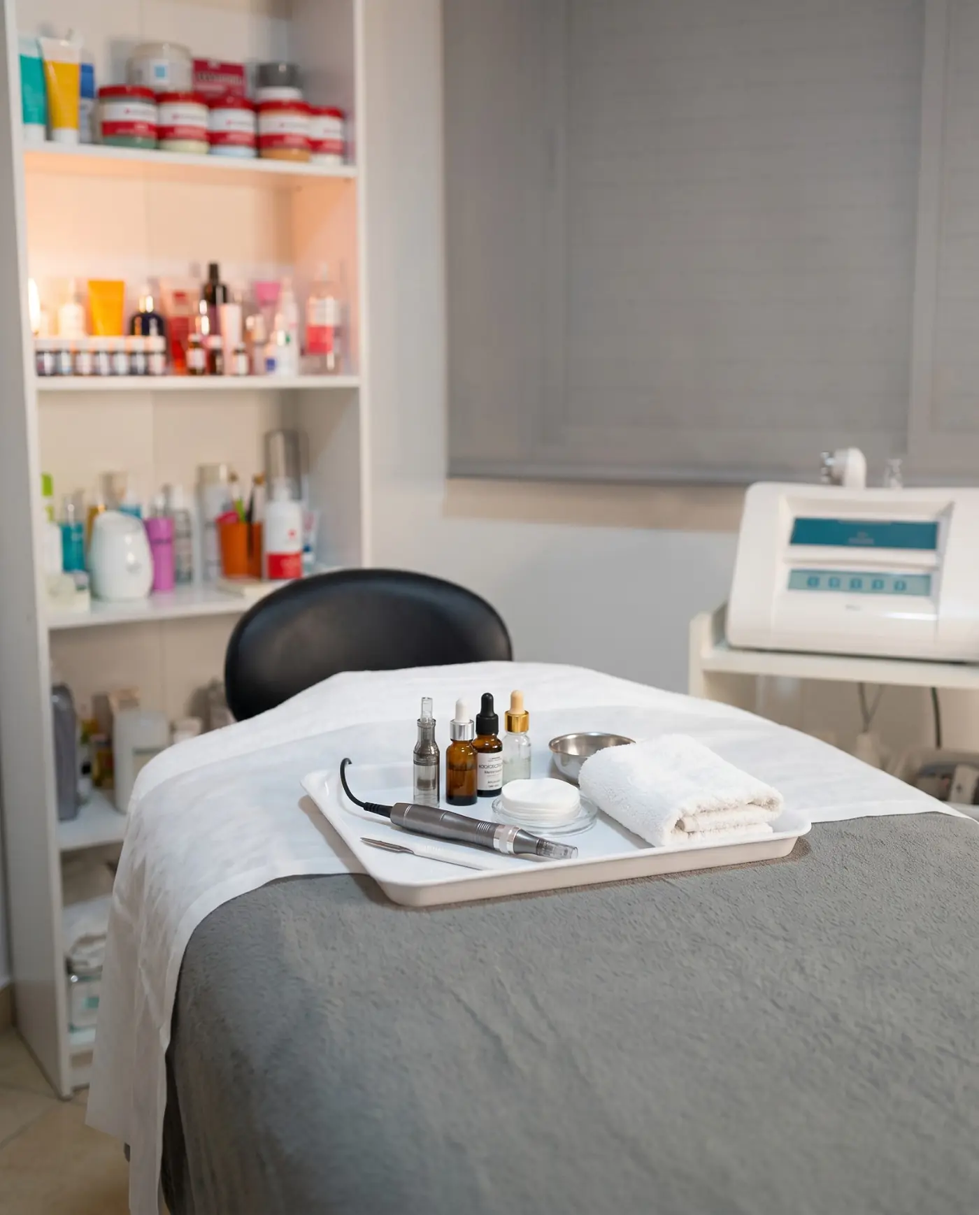 Dermapen, sueros y material de dermaplaning sobre una bandeja en Estética Lamónico, Villa Santa Rita