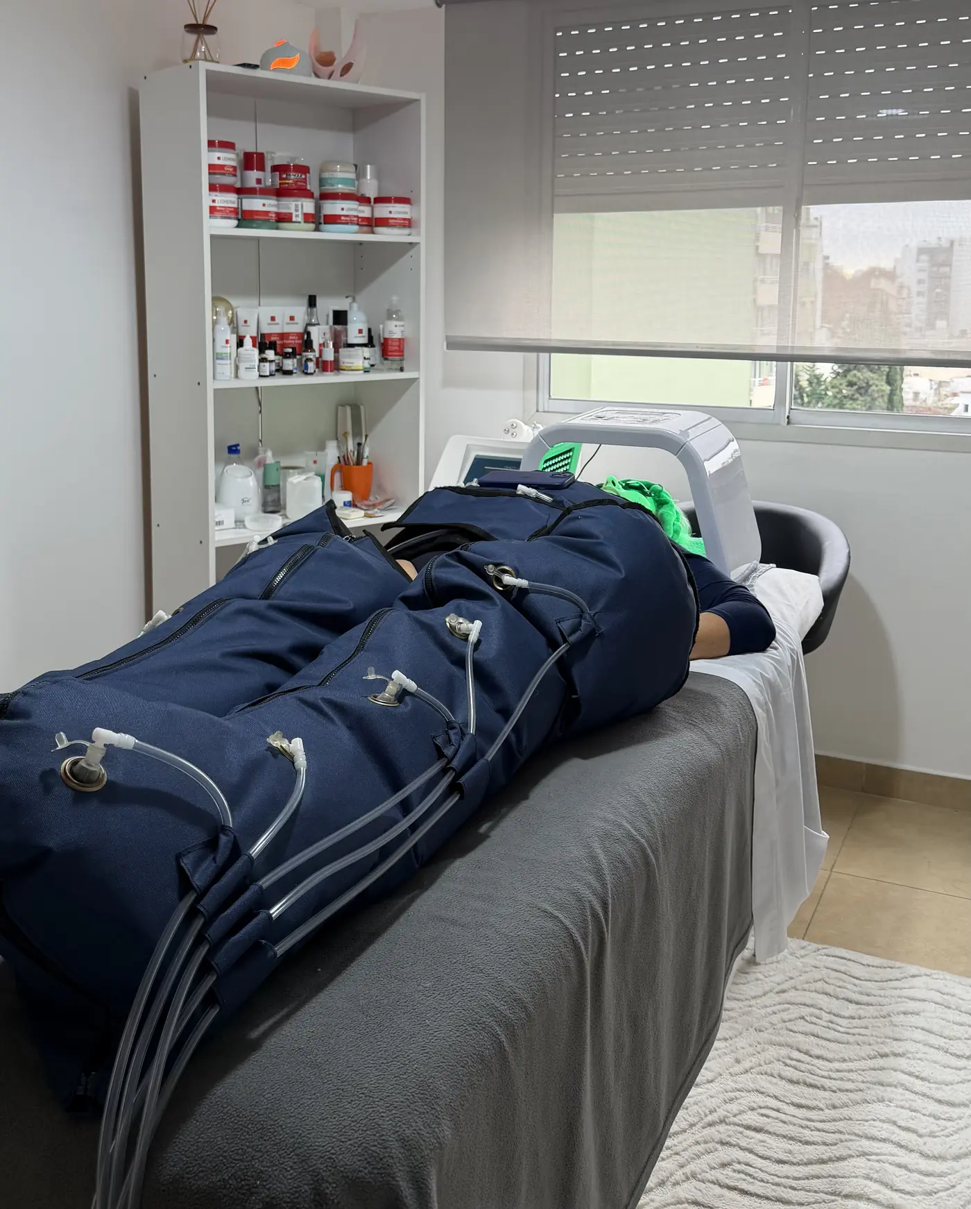 Sesión de presoterapia en el consultorio de Estética Lamónico, Villa Santa Rita